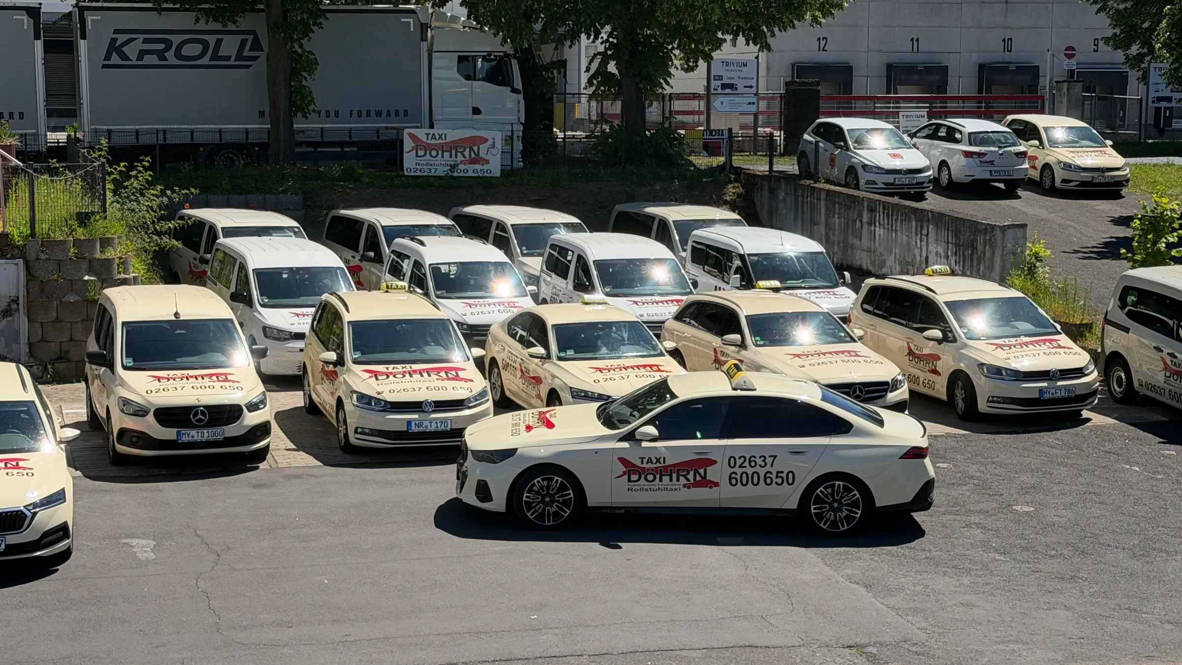 Der Fuhrpark von Taxi Döhrn auf dem Betriebshof in Weißenthurm: über 20 Taxis, Großraumwagen und Busse