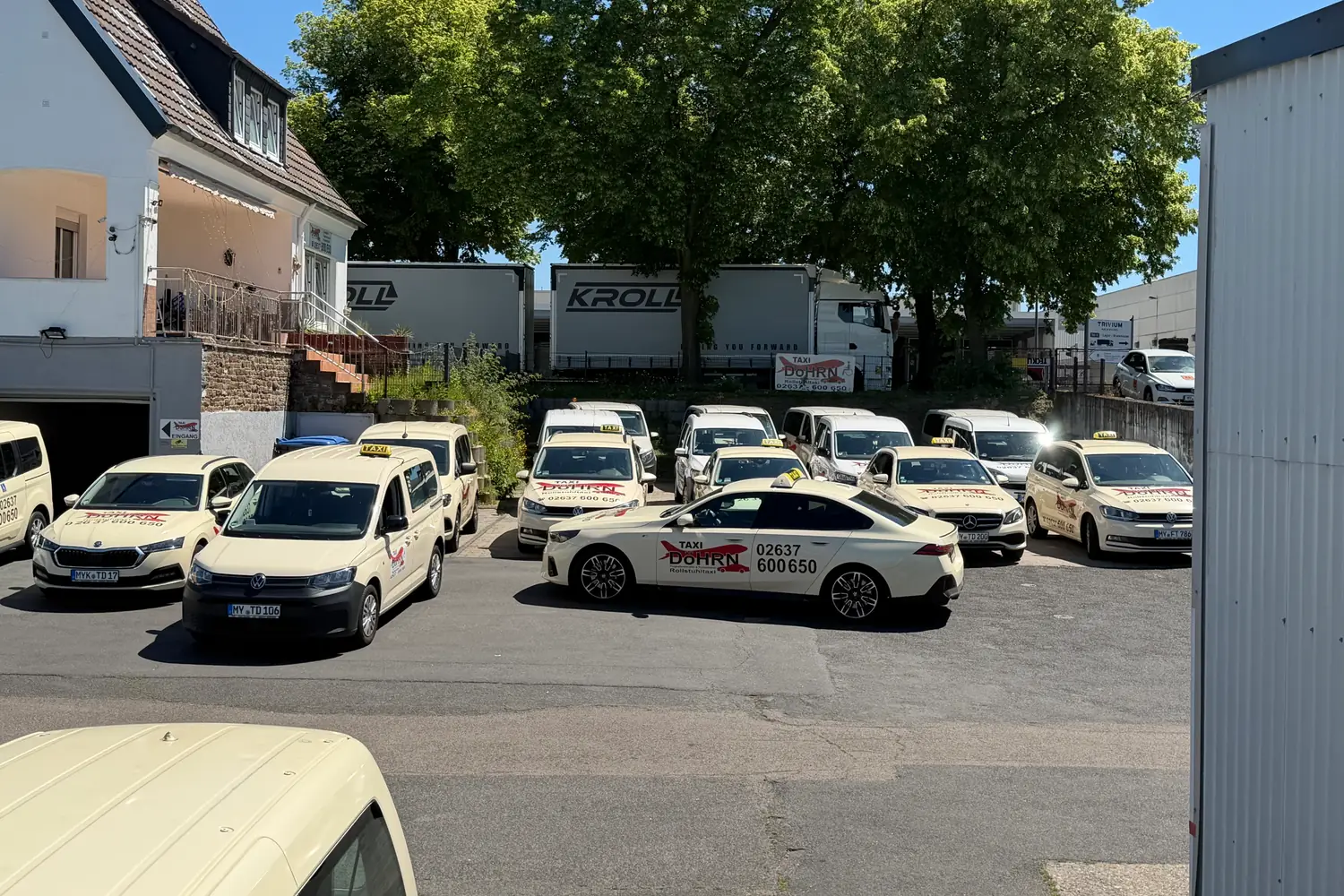 Firmengelände von Taxi Döhrn mit Betriebsgebäude und Fahrzeugen